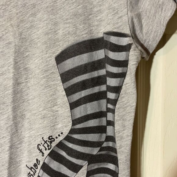 Wizard of Oz "If the Shoe Fits" Tee Shirt Jrs Medium - Picture 6 of 12